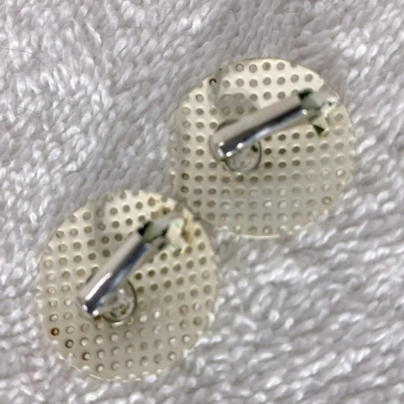 Vintage White Painted Metal Mesh Circles Clip On  Earrings - Picture 2 of 8